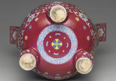 图片[3]-Incense burner with Indian lotus and Eight Treasures decor in famille rose on a dark red ground, Qing dynasty, Qianlong reign (1736-1795)-China Archive